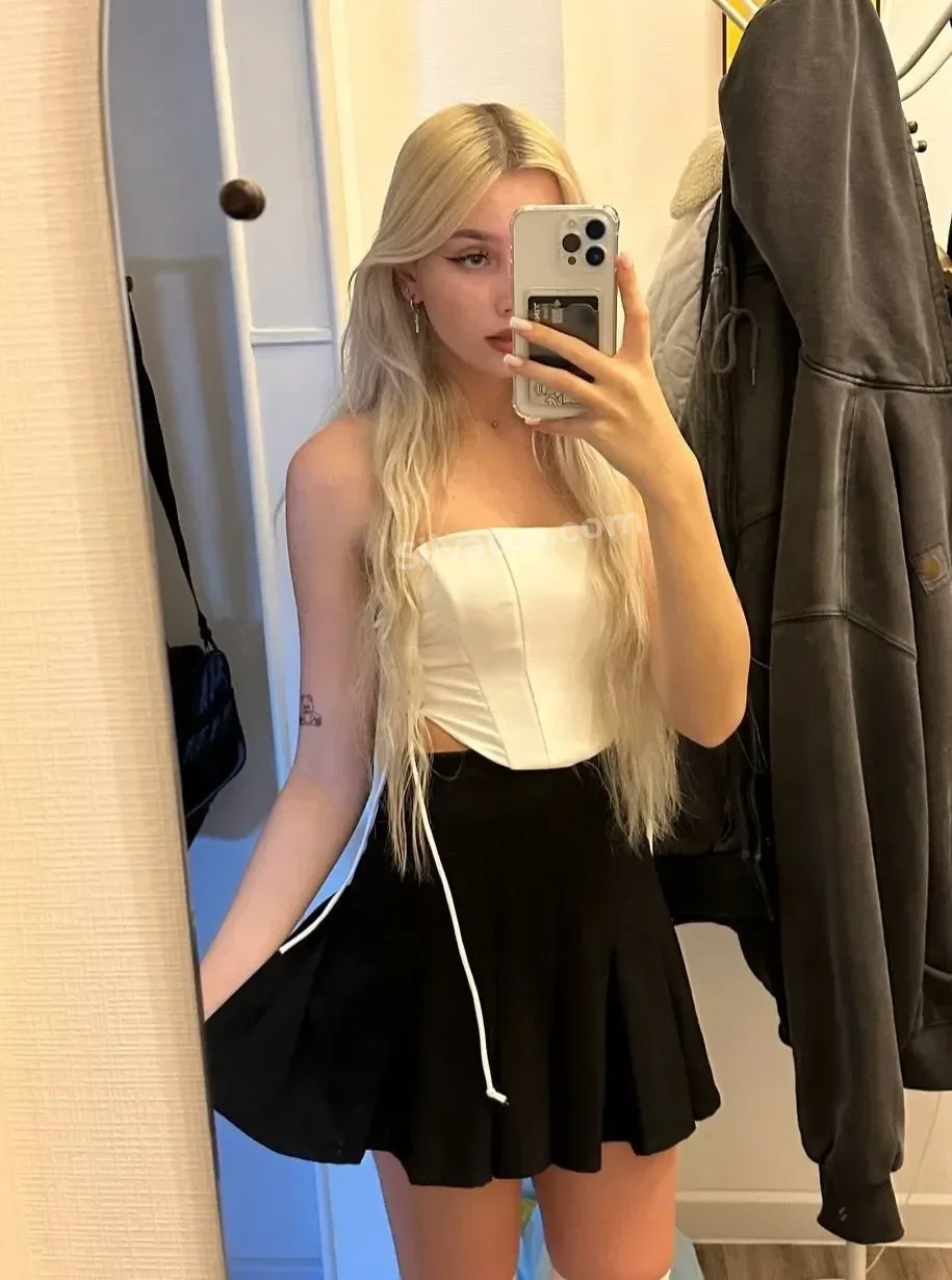 18+ Обнаженное тело блогерши WhylollyCry