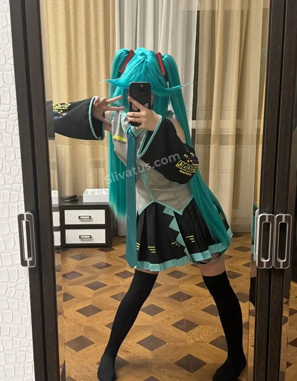 Агра Киид (Agra Kiiid) блогерша без одежды