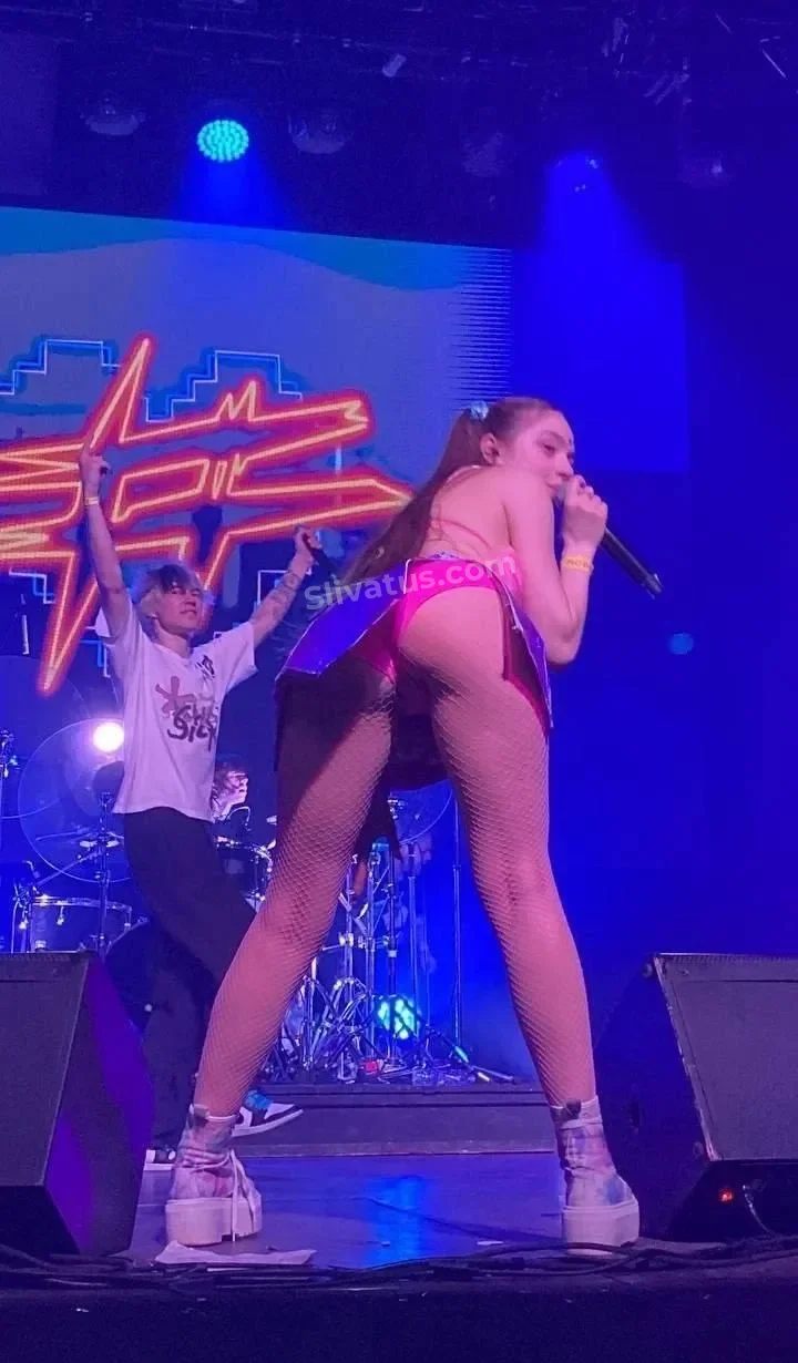 Без цензуры Мейби Бейби знаменитость без одежды