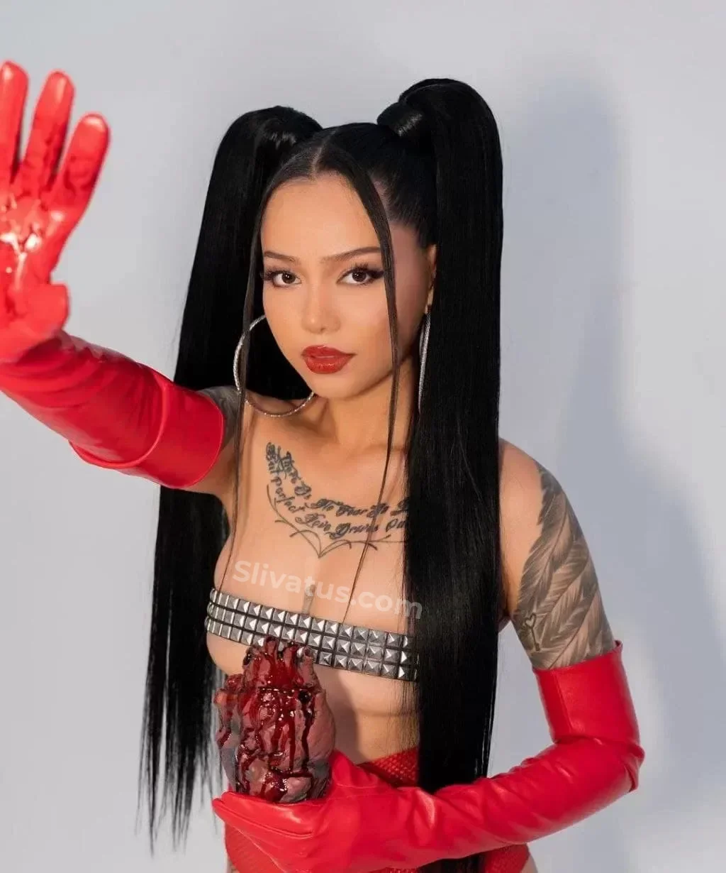 Без цензуры Обнаженное тело тиктокерши Белла Порч (Bella Poarch)