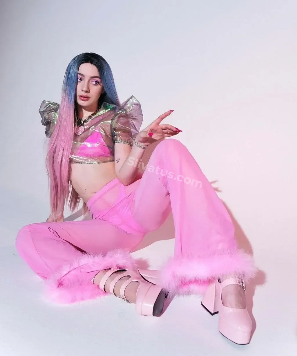 Для взрослых Голая тиктокерша Мейби Бейби на фото