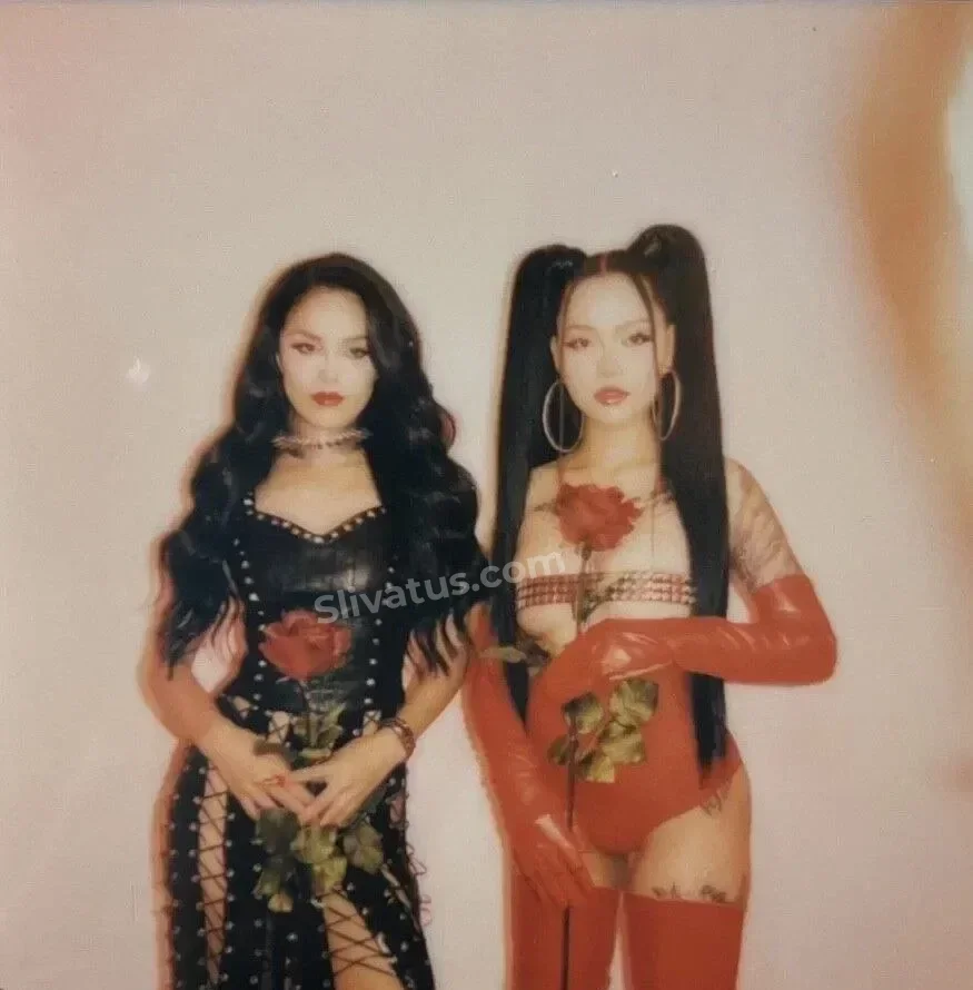 Голая тиктокерша Белла Порч (Bella Poarch) на фото