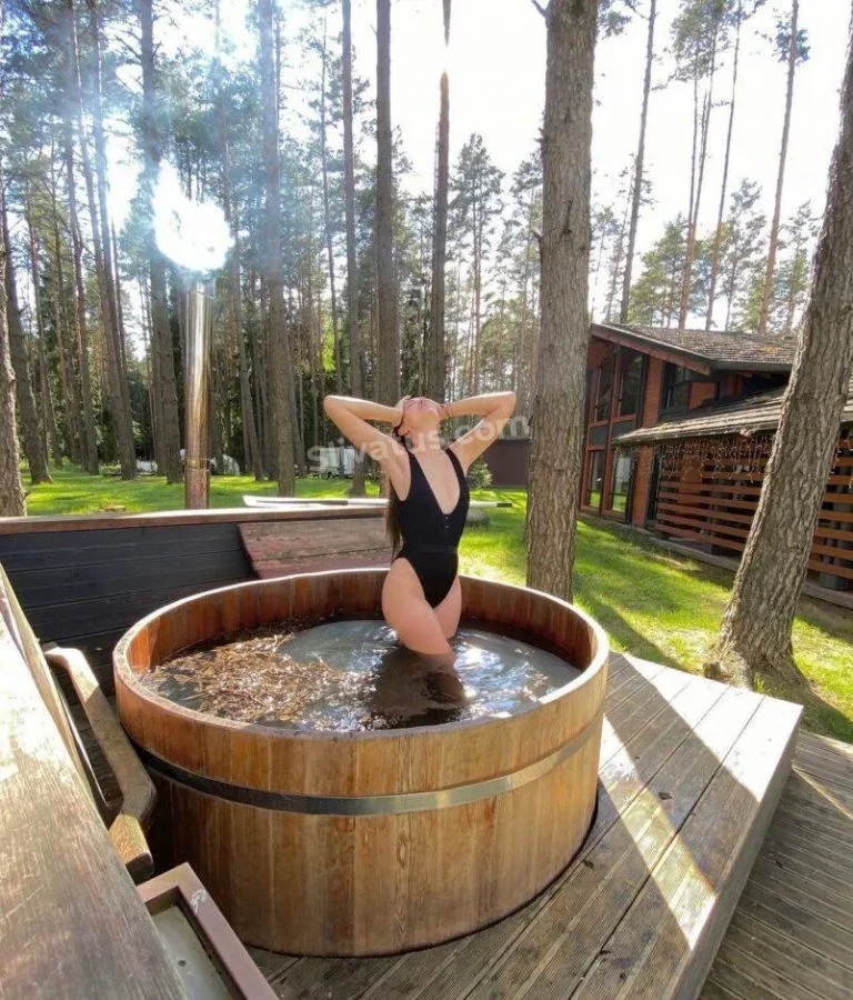 Голая тиктокерша Юля Годунова на фото