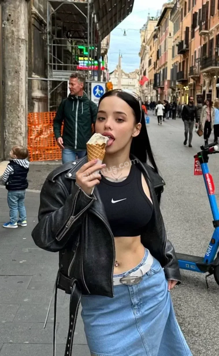 Популярной Эротическое фото тиктокерши Лунаком (Lunacom)