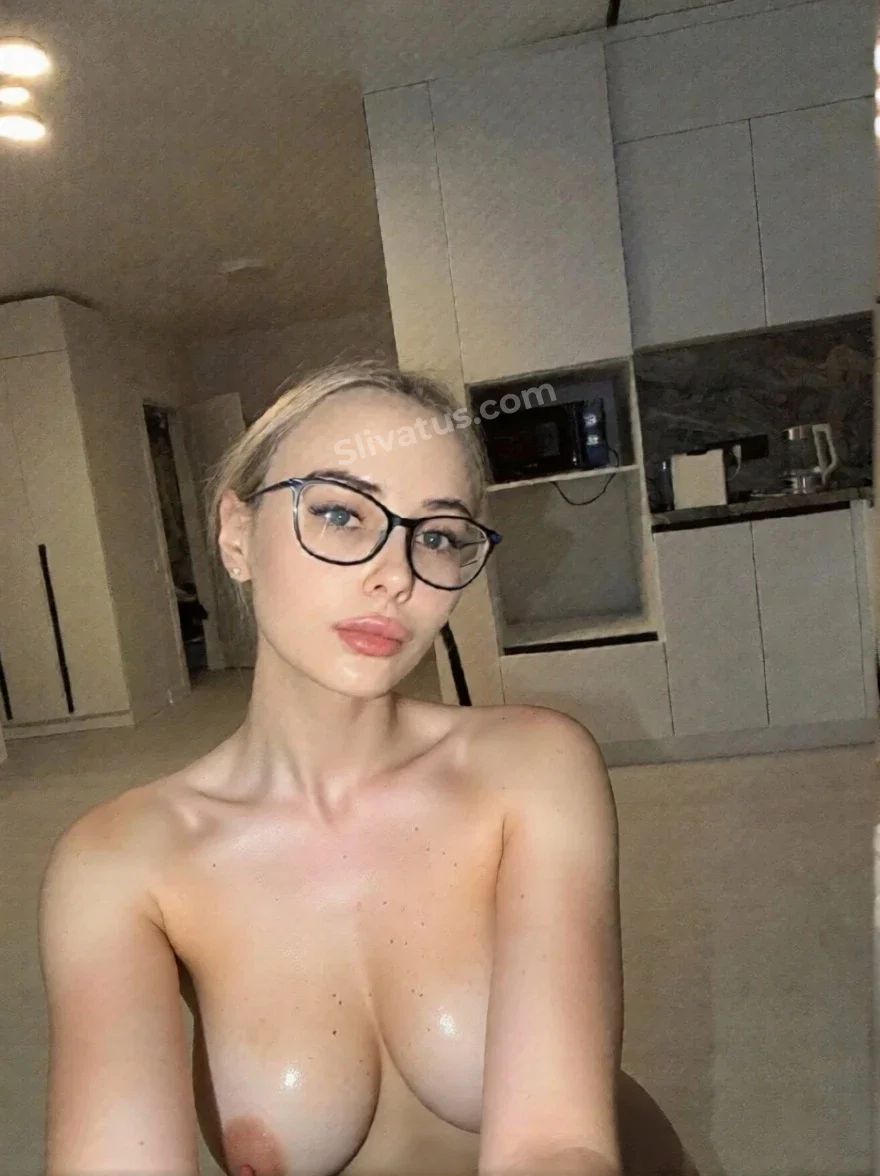 Популярной GloriaMatvien - голая блогерша слив