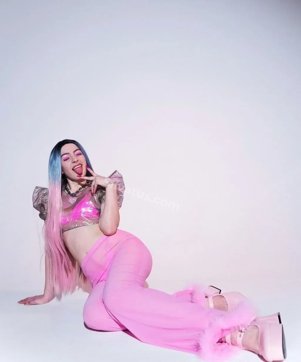 Популярной Слив интимного фото звезды Мейби Бейби