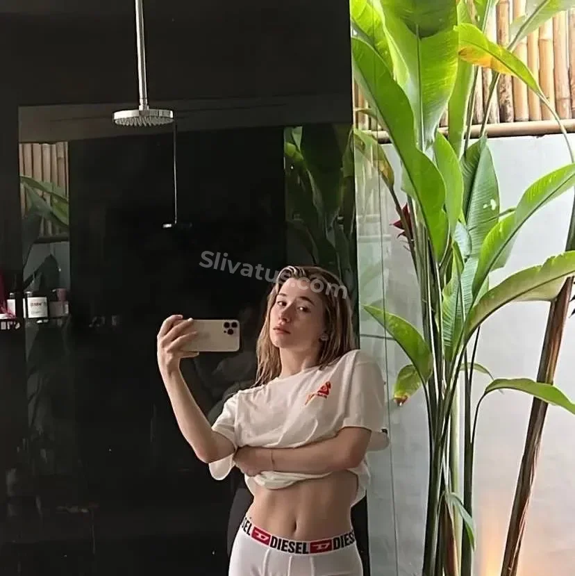 Скандальный Голая тиктокерша InstRina на фото