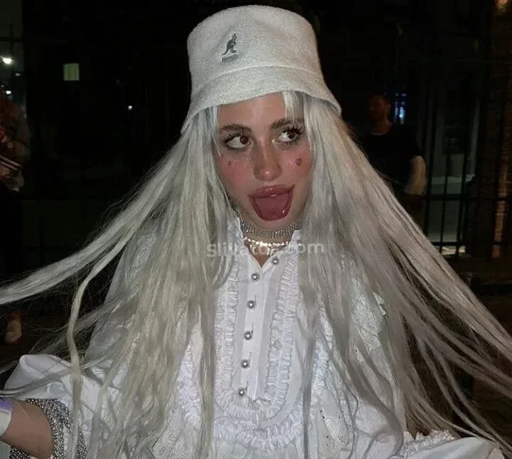 Скандальный Обнаженное тело блогерши Хофманита (Hofmannita)