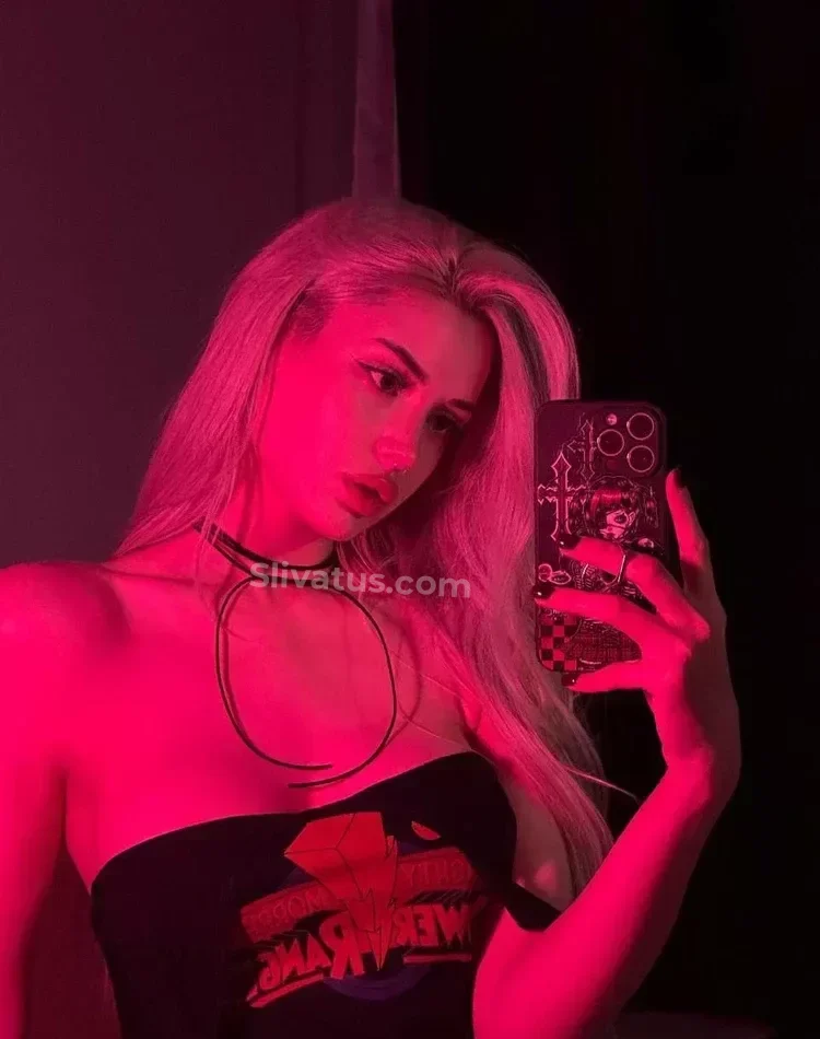 Свежий Слив голой модели Морана Батори (Morana Battory)