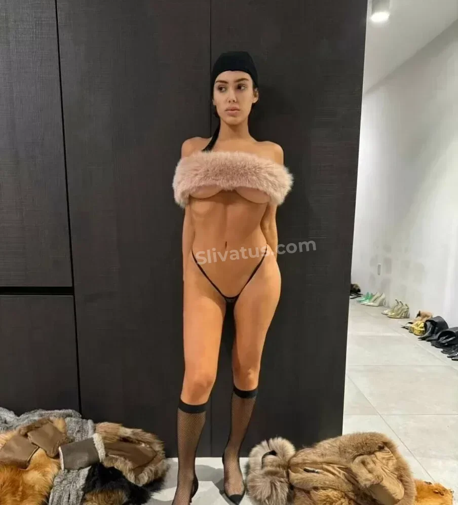 ТГ Бьянка Цензори (Bianca Censori) модель без одежды