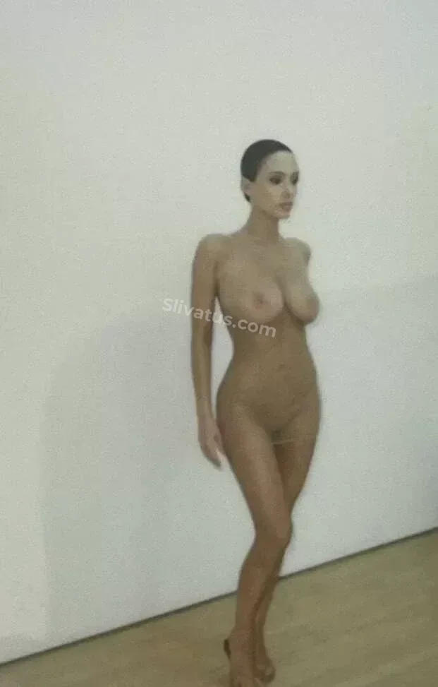 ВК Утечка фото модели Бьянка Цензори (Bianca Censori)